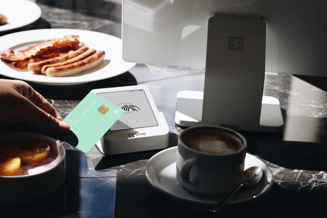 A SumUp card reader and POS system are shown on a restaurant table, highlighting the ease of accepting payments during meals. This solution is perfect for restaurants and small businesses that need a reliable and efficient payment system.
